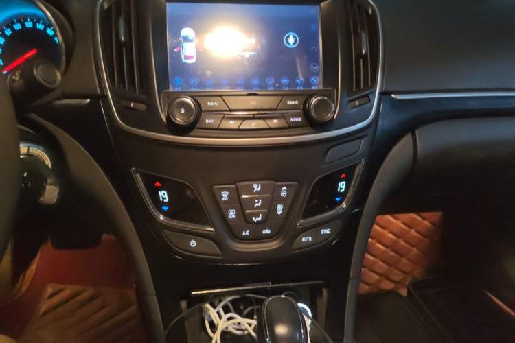 Used Buick Regal 2015 1.6T Leading Technology Model Audio And AC Panel