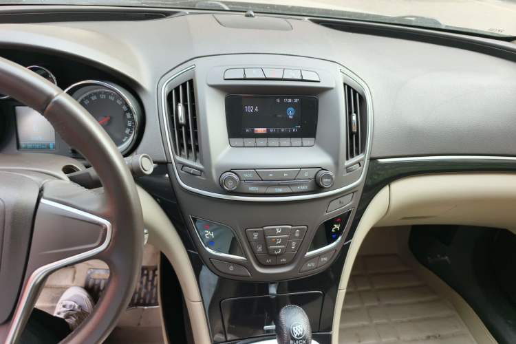 Used Buick Regal 2015 2.0L Leading Fashion Edition Audio And AC Panel