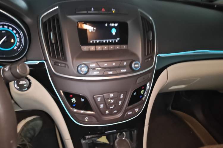 Used Buick Regal 2015 2.0L Elite Fashion Edition Audio And AC Panel