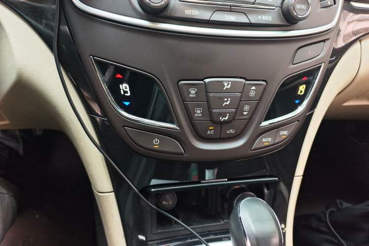Used Buick Regal 2015 2.0L Leading Fashion Edition Audio And AC Panel