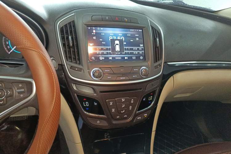 Used Buick Regal 2015 2.0L Elite Fashion Edition Audio And AC Panel
