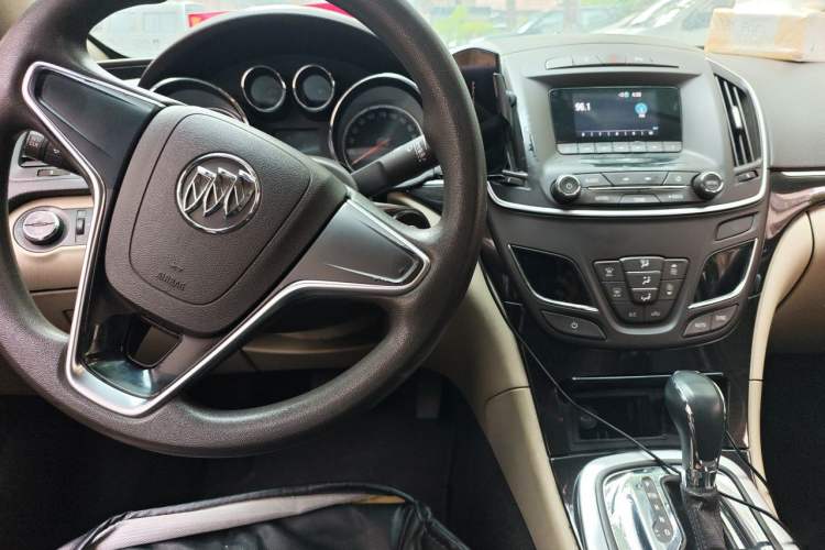 Used Buick Regal 2015 2.0L Leading Fashion Edition Center Console