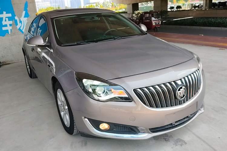 Used Buick Regal 2015 1.6T Leading Technology Model Front Right 45 Deg
