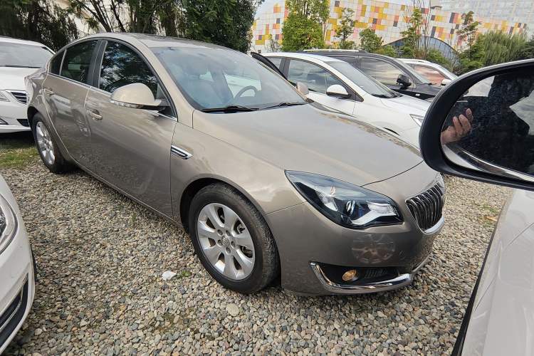 Used Buick Regal 2015 2.0L Leading Fashion Edition Front Right 45 Deg