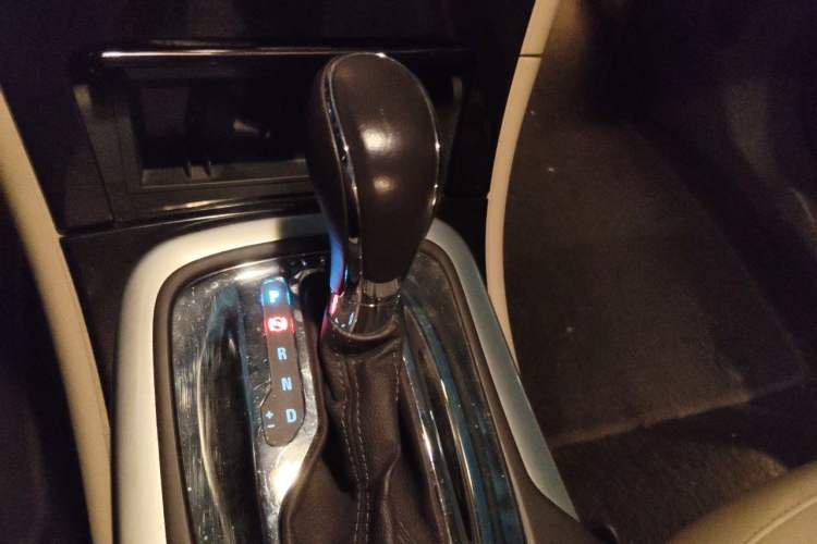 Used Buick Regal 2015 2.0L Elite Fashion Edition Gear Lever