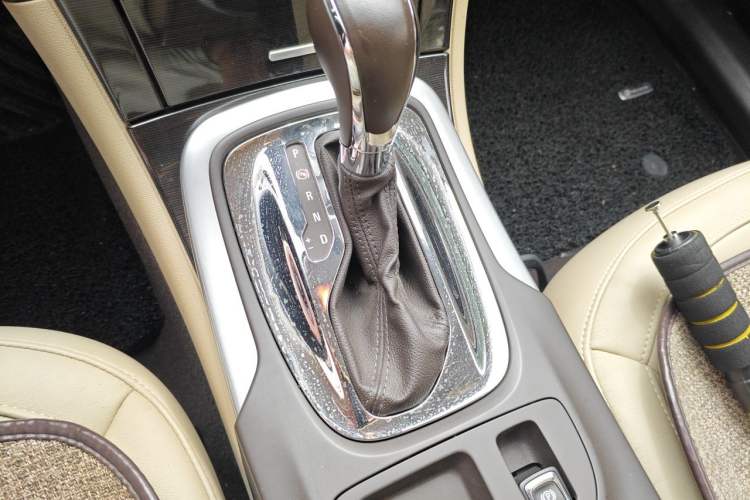Used Buick Regal 2015 2.0L Elite Fashion Edition Gear Lever
