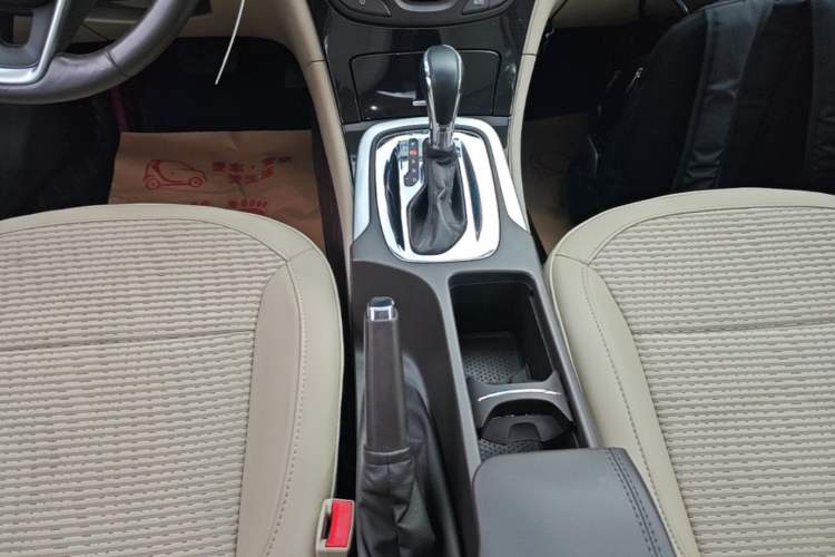 Used Buick Regal 2015 2.0L Leading Fashion Edition Gear Lever