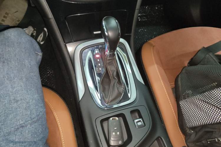 Used Buick Regal 2015 1.6T Elite Tech Model Gear Lever