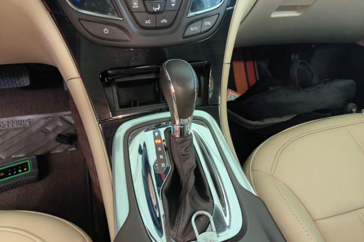 Used Buick Regal 2015 2.0L Elite Fashion Edition Gear Lever