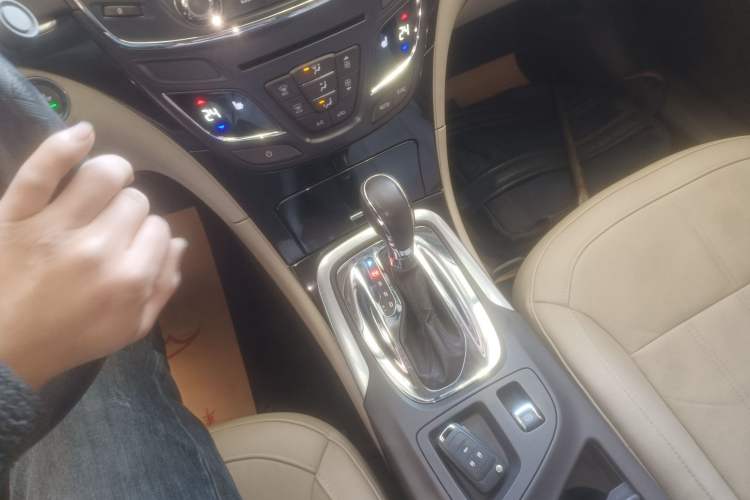 Used Buick Regal 2015 2.0L Elite Fashion Edition Gear Lever