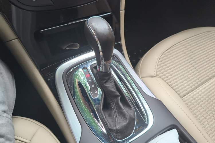 Used Buick Regal 2015 2.0L Leading Fashion Edition Gear Lever