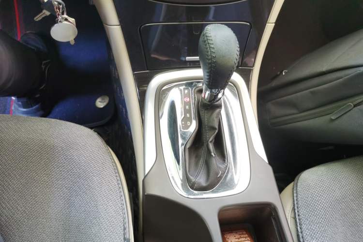 Used Buick Regal 2015 2.0L Leading Fashion Edition Gear Lever