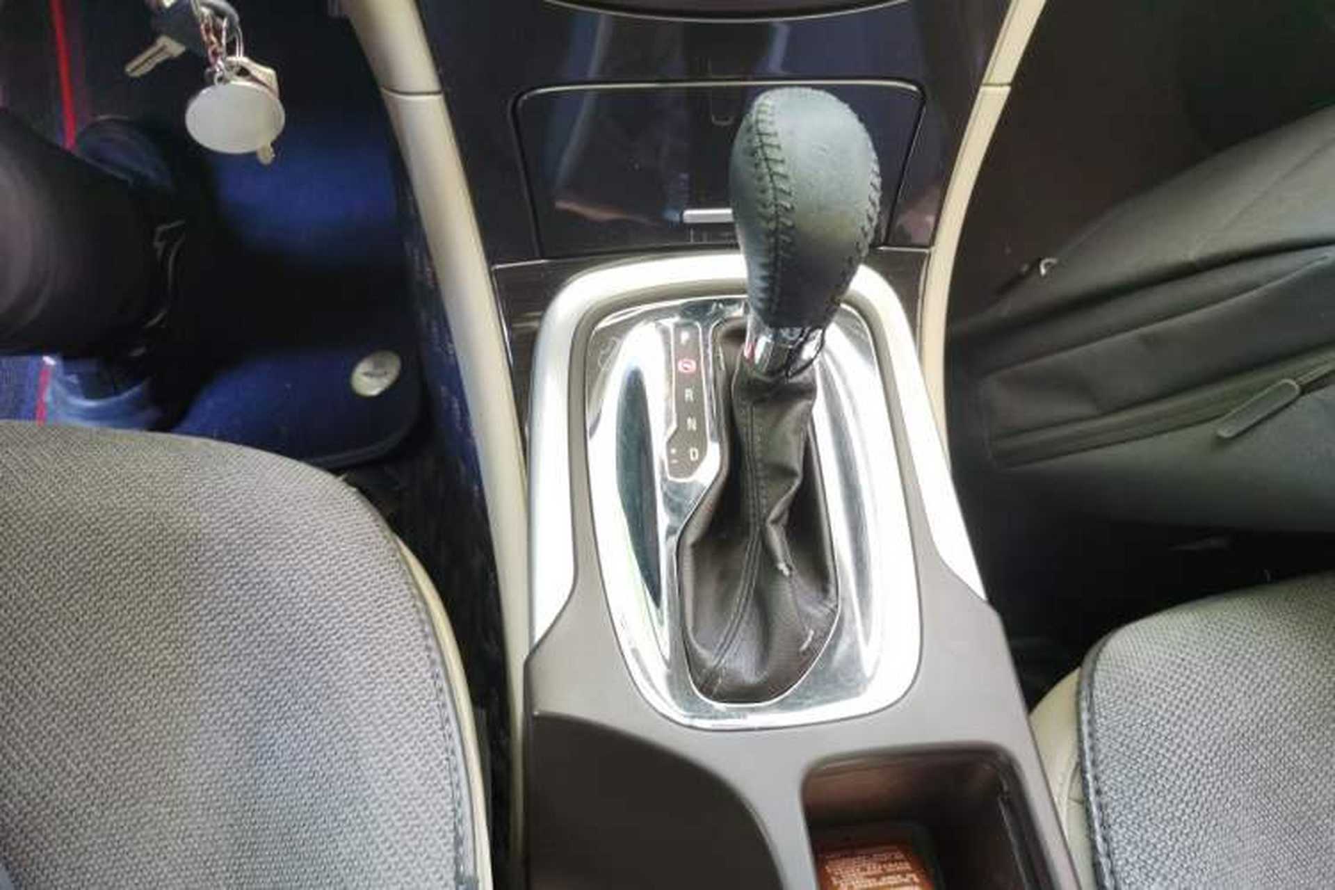 Used Buick Regal 2015 2.0L Leading Fashion Edition Gear Lever