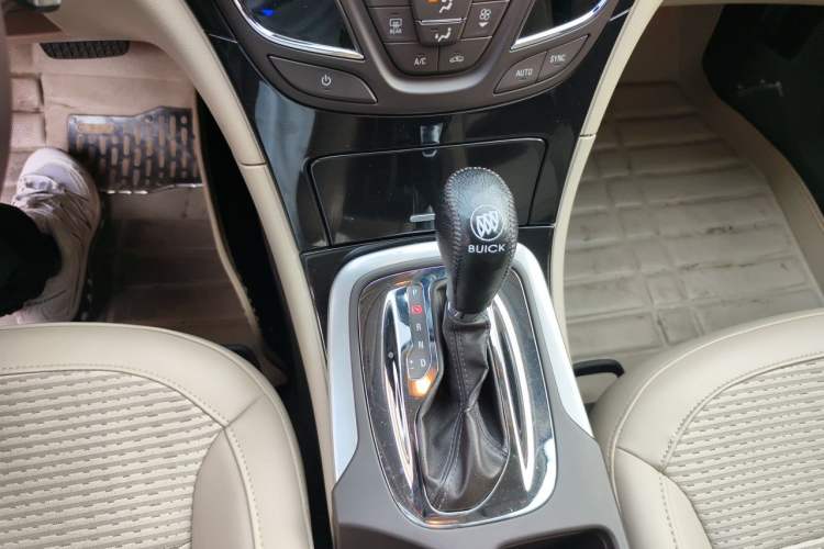 Used Buick Regal 2015 2.0L Leading Fashion Edition Gear Lever