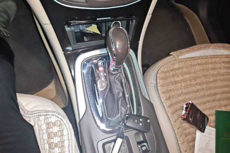 Used Buick Regal 2015 2.0L Elite Fashion Edition Gear Lever