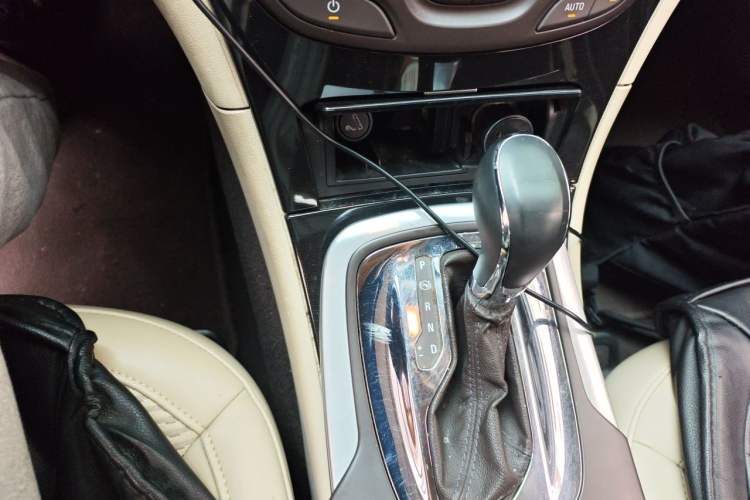 Used Buick Regal 2015 2.0L Leading Fashion Edition Gear Lever