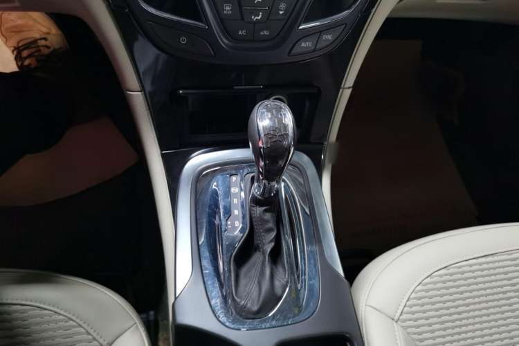 Used Buick Regal 2015 2.0L Leading Fashion Edition Interior 3