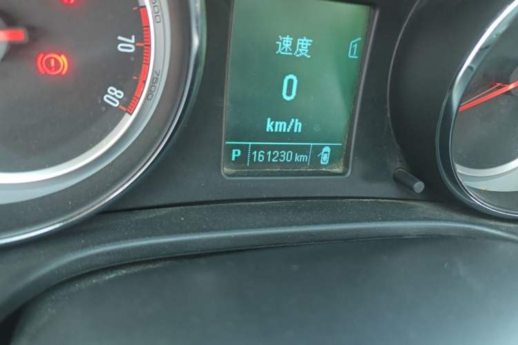 Used Buick Regal 2015 1.6T Leading Technology Model Odometer Close Up