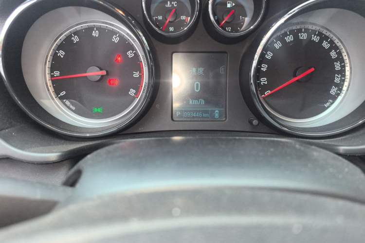 Used Buick Regal 2015 1.6T Leading Technology Model Odometer Close Up