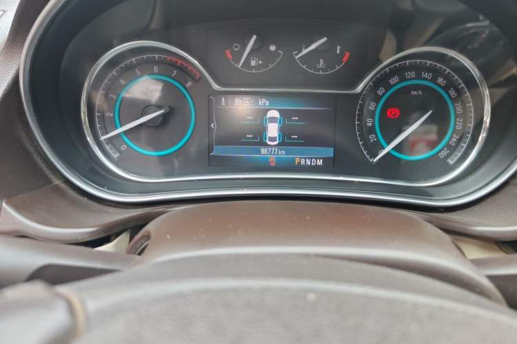 Used Buick Regal 2015 2.0L Elite Fashion Edition Odometer Close Up