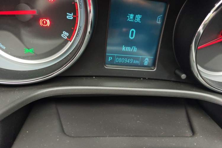 Used Buick Regal 2015 1.6T Leading Technology Model Odometer Close Up