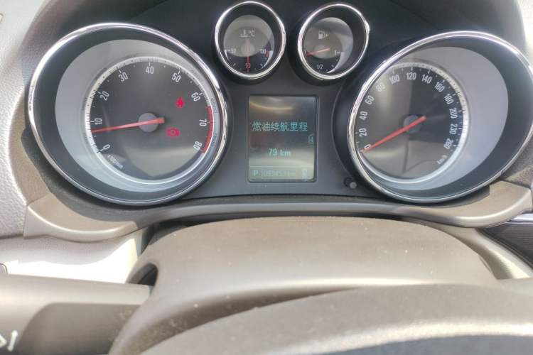 Used Buick Regal 2015 2.0L Leading Fashion Edition Odometer Close Up