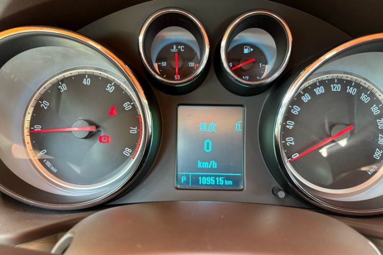 Used Buick Regal 2015 2.0L Leading Fashion Edition Odometer Close Up