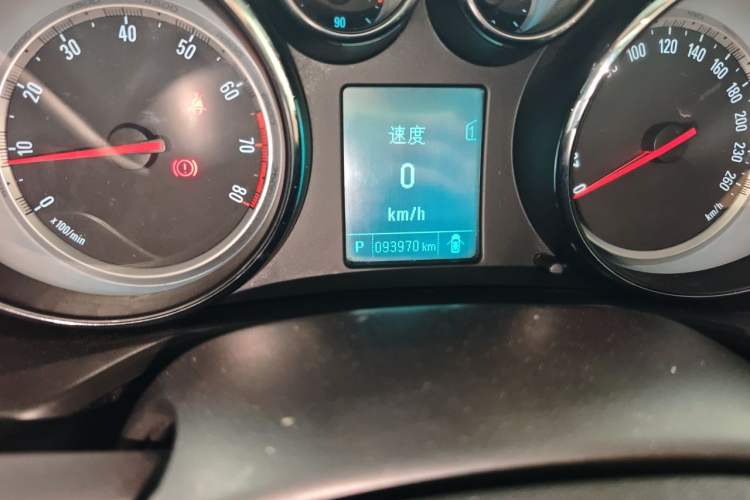 Used Buick Regal 2015 1.6T Leading Technology Model Odometer Close Up