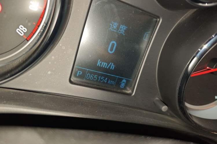 Used Buick Regal 2015 1.6T Leading Technology Model Odometer Close Up