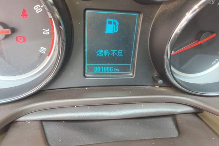 Used Buick Regal 2015 2.0L Leading Fashion Edition Odometer Close Up