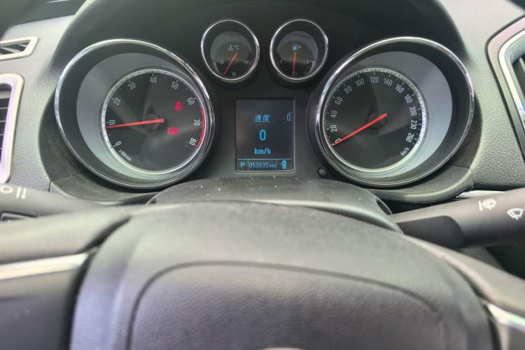 Used Buick Regal 2015 1.6T Leading Technology Model Odometer Close Up