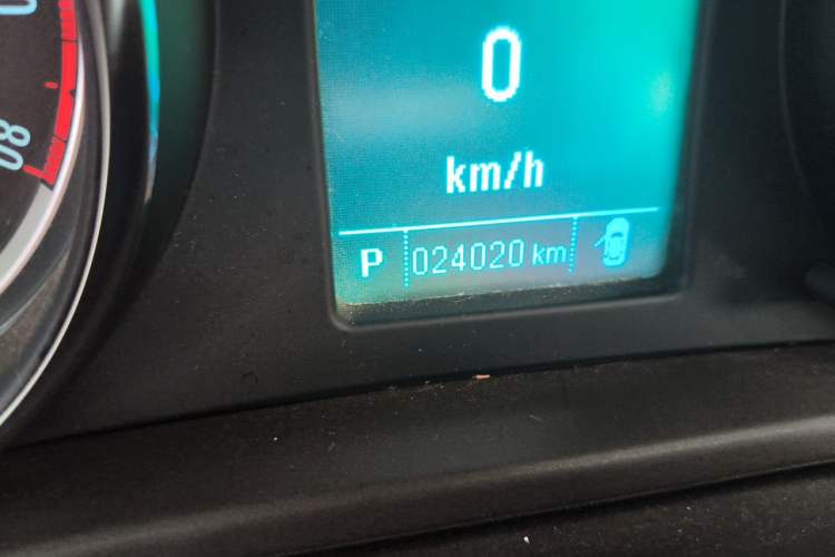 Used Buick Regal 2015 2.0L Leading Fashion Edition Odometer Close Up