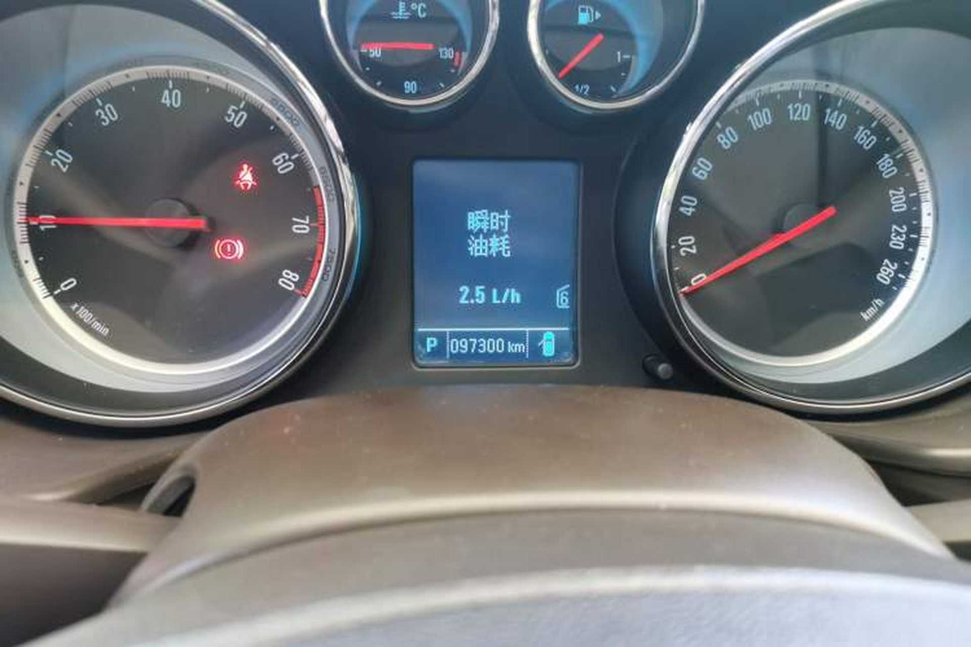 Used Buick Regal 2015 2.0L Leading Fashion Edition Odometer Close Up
