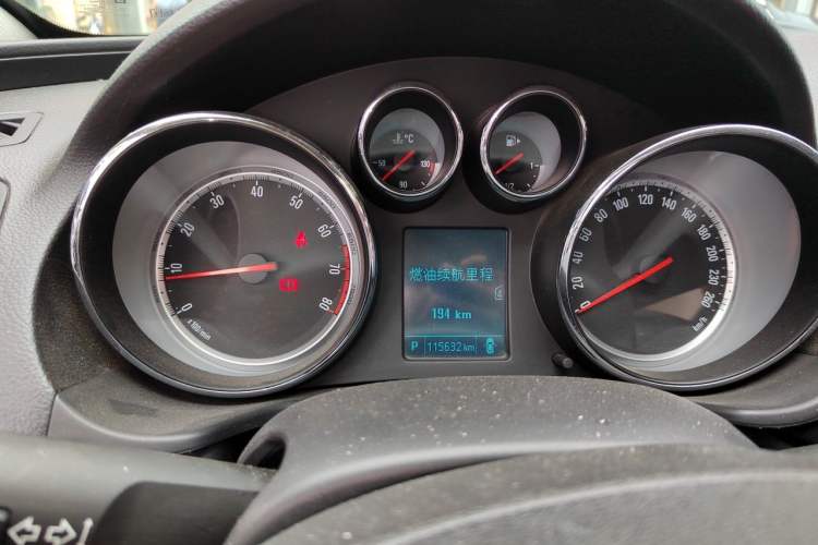 Used Buick Regal 2015 1.6T Leading Technology Model Odometer Close Up