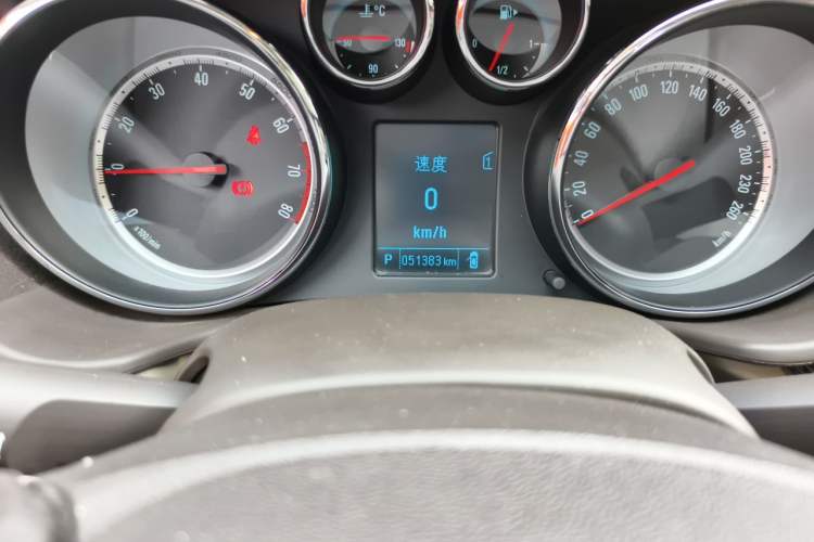 Used Buick Regal 2015 2.0L Leading Fashion Edition Odometer Close Up