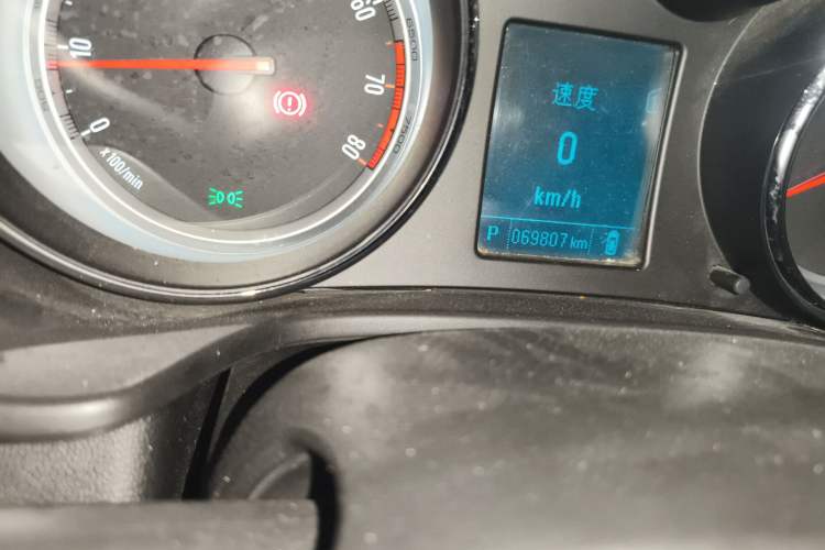 Used Buick Regal 2015 1.6T Leading Technology Model Odometer Close Up