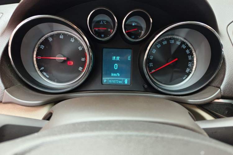 Used Buick Regal 2015 2.0L Leading Fashion Edition Odometer Close Up