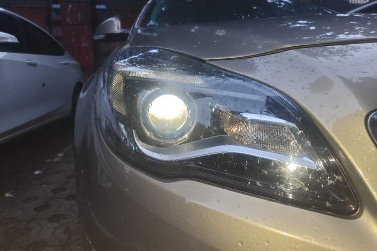 Used Buick Regal 2015 1.6T Elite Tech Model Right Front Headlight