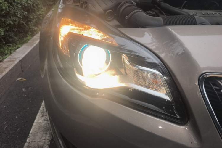 Used Buick Regal 2015 1.6T Leading Technology Model Right Front Headlight