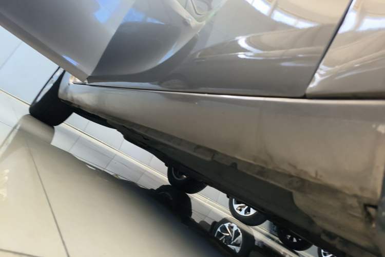 Used Buick Regal 2015 2.0L Elite Fashion Edition Right Side Sill