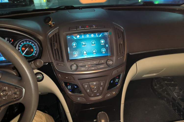 Used Buick Regal 2015 2.0L Elite Fashion Edition Audio And AC Panel