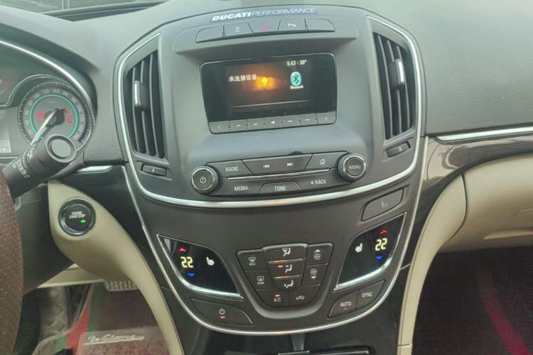 Used Buick Regal 2015 2.0L Elite Fashion Edition Audio And AC Panel