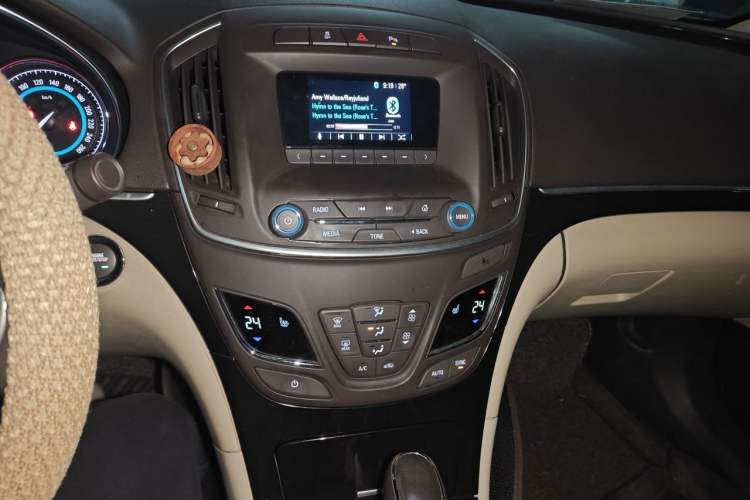 Used Buick Regal 2015 2.0L Elite Fashion Edition Audio And AC Panel