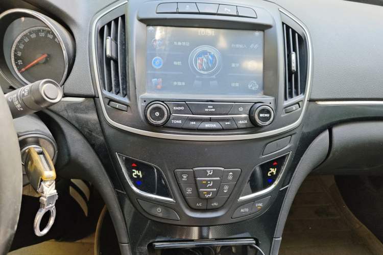 Used Buick Regal 2015 1.6T Leading Technology Model Audio And AC Panel