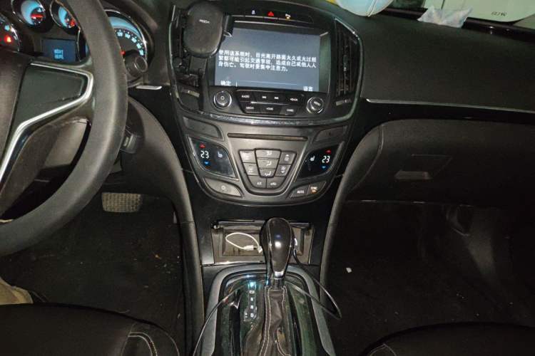 Used Buick Regal 2015 1.6T Leading Technology Model Audio And AC Panel
