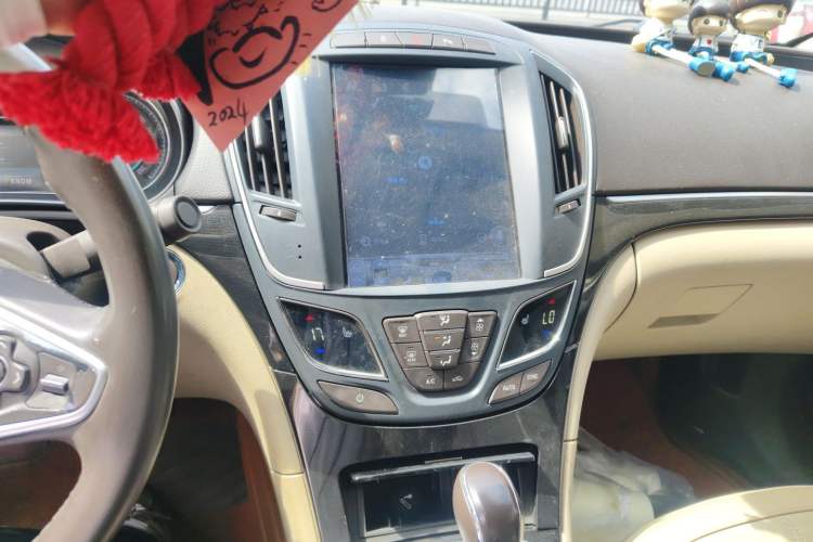 Used Buick Regal 2015 2.0L Elite Fashion Edition Audio And AC Panel