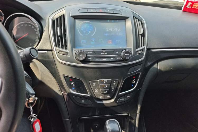 Used Buick Regal 2015 1.6T Leading Technology Model Audio And AC Panel