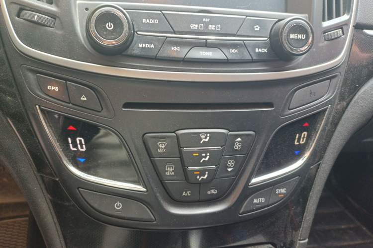 Used Buick Regal 2015 1.6T Leading Technology Model Audio And AC Panel