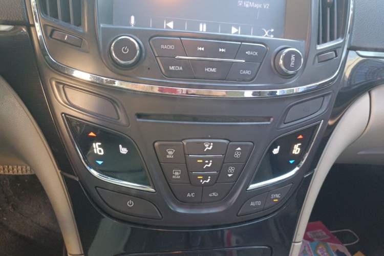 Used Buick Regal 2015 2.0L Elite Fashion Edition Audio And AC Panel