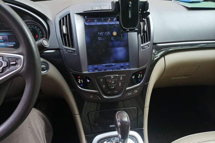 Used Buick Regal 2015 2.0L Elite Fashion Edition Audio And AC Panel